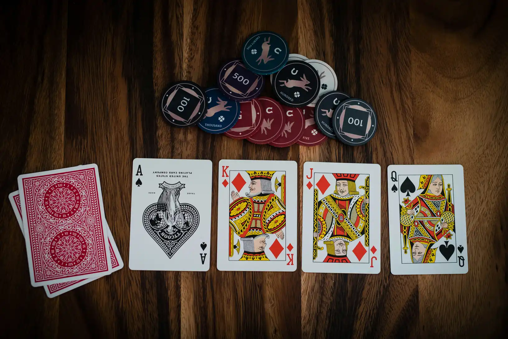 Pokerkort lagt ut på et trebord