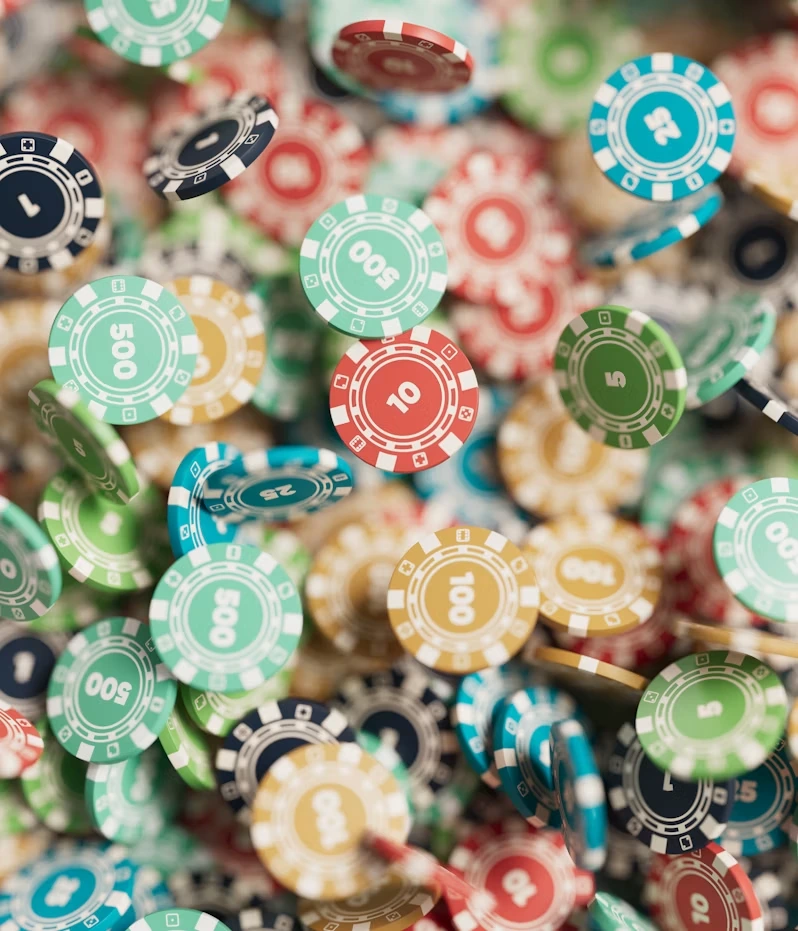 Fargerike casinochips med ulike verdier