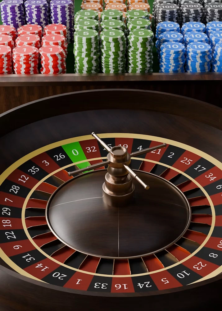 Rulettbord med stablede casinochips i bakgrunnen