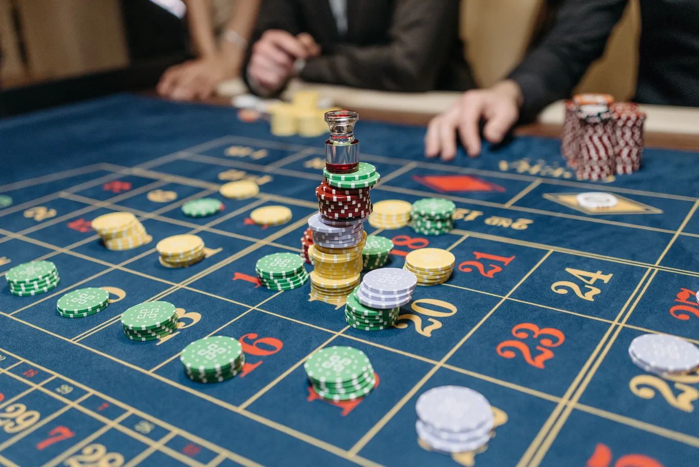 Casinochips stablet på et rulettbord