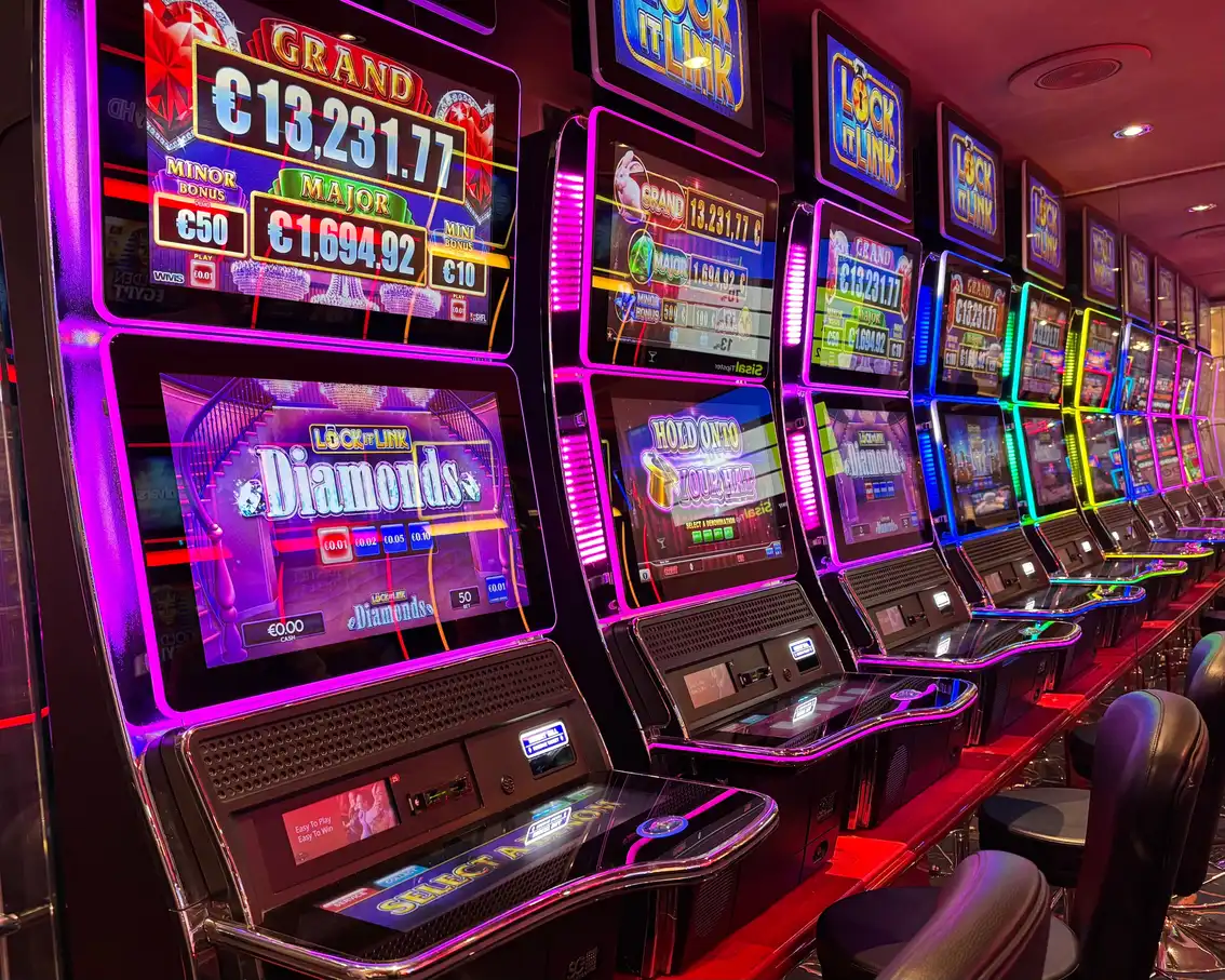 Rekke med fargerike spilleautomater i et casino