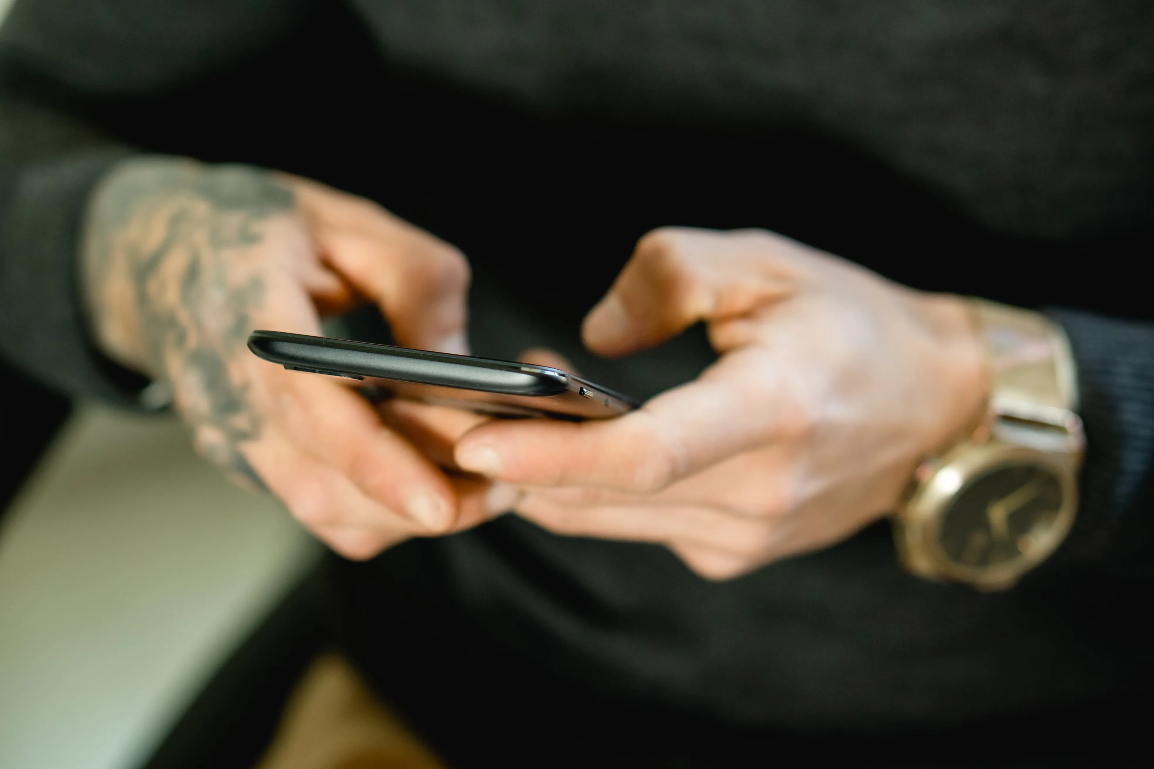 Person som spiller på mobiltelefon