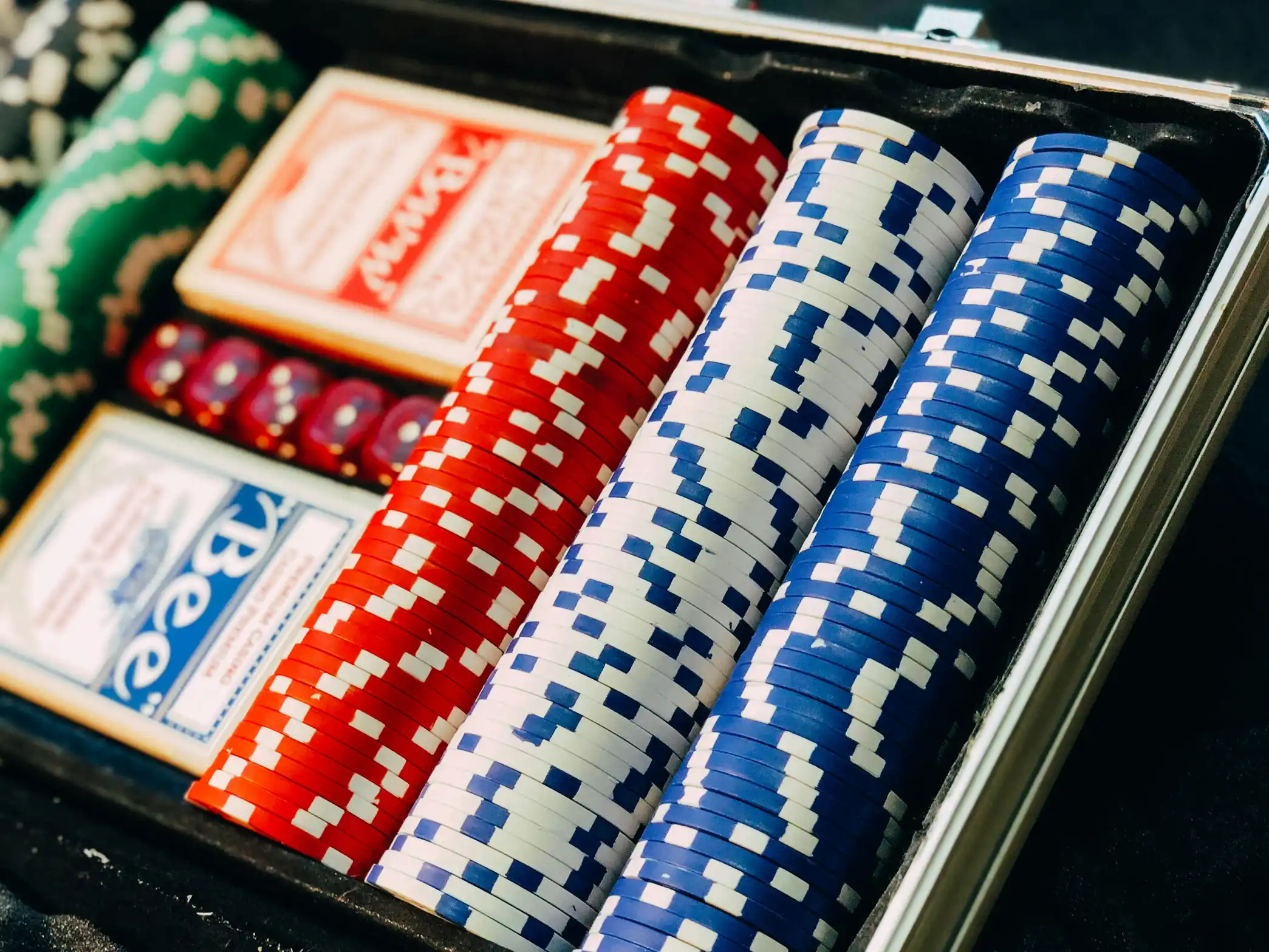 Pokerchips og kort i et casinosett