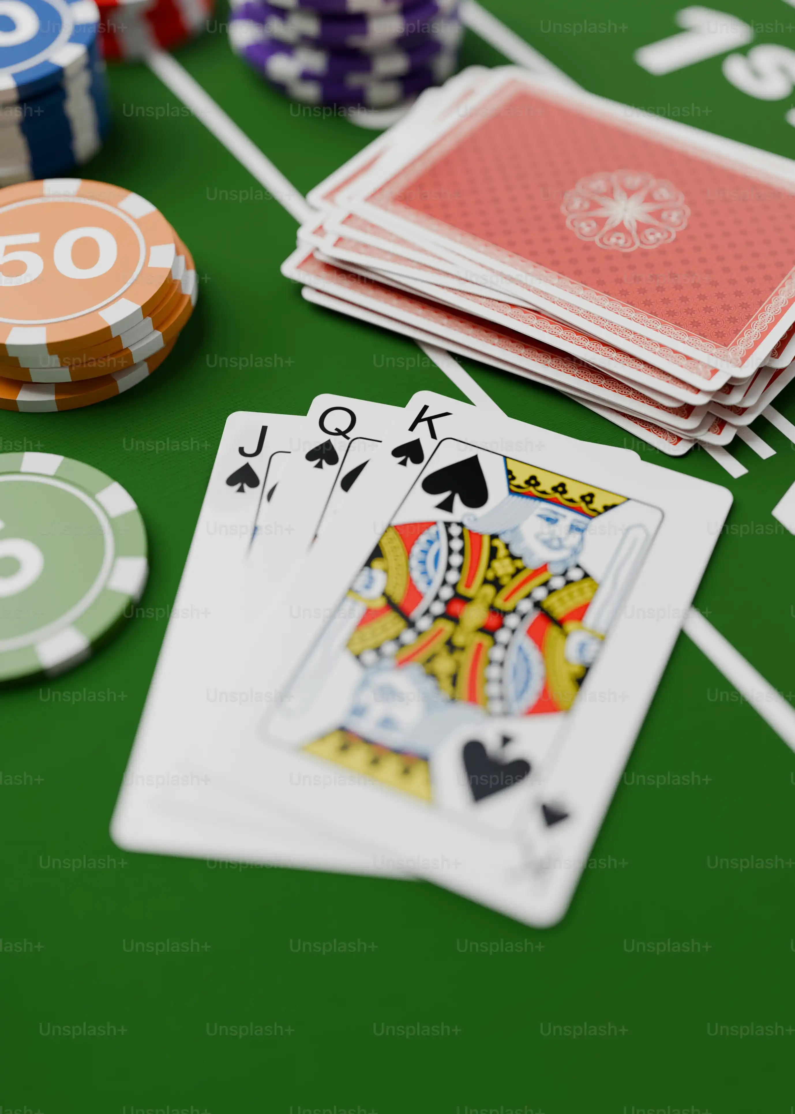 Pokerkort og casinochips på et grønt spillebord
