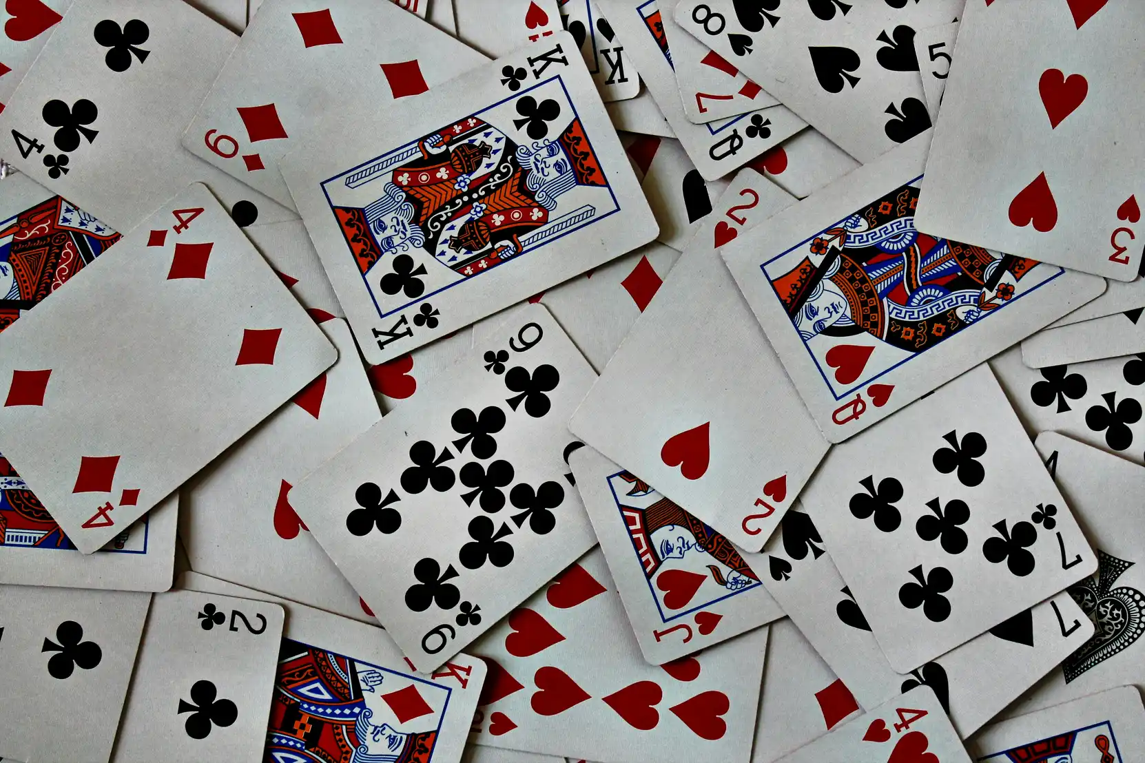 Spredte spillkort på et casino- eller pokerbord